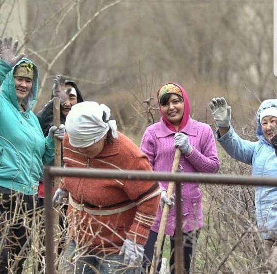 06.04.2019 жылы мектеп ұжымы қалалық сенбілікке қатысты. 06.04.2019 г коллектив школы вышел на общегородской субботник.