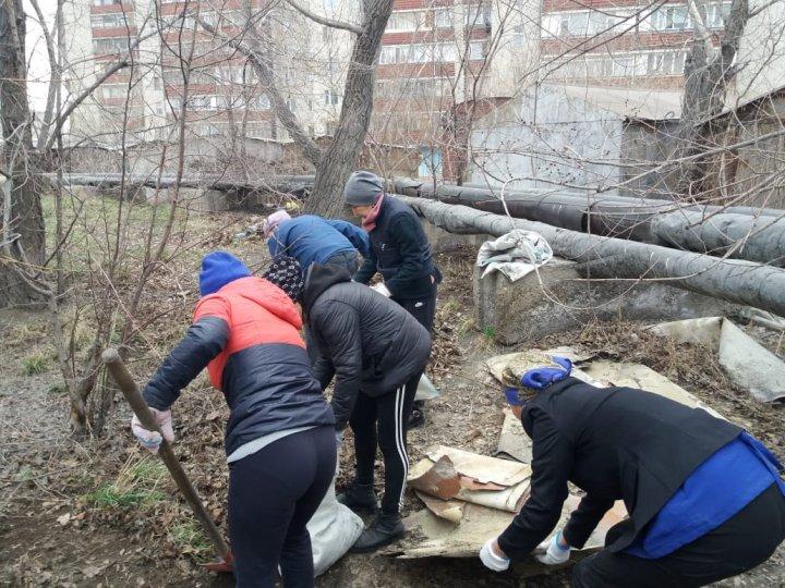 06.04.2019 жылы мектеп ұжымы қалалық сенбілікке қатысты. 06.04.2019 г коллектив школы вышел на общегородской субботник.