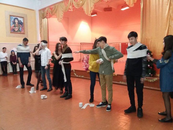 2018 году 28 декабря с 17.00 по 19.00 прошел новогодний вечер для старшеклассников (9-11кл) - это ежегодная традиция нашей школы.