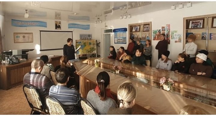Тұңғыш Президент күні қарсаңында тарих пәні мұғалімі Куракова И.К. мектебіміздің ата-аналар қауымына Тұңғыш Президет кабинеті туралы, Елбасының ел тарихындағы ерекше ролі туралы әңгімеледі.